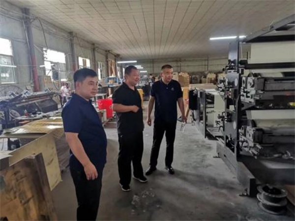 宝丰酒业走进许昌鑫之源印务 共绘跨界合作新蓝图